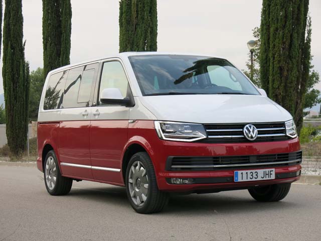 El acabado bicolor de este Volkswagen Multivan TDI de sexta generación le da un aspecto sensacional.
